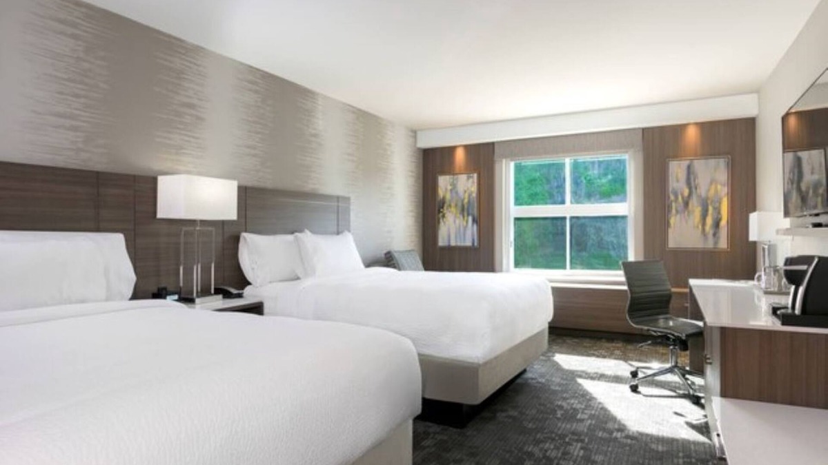 Edgewater House | Courtyard by Marriott Edgewater/NYC Area - Stylish & Comfortable