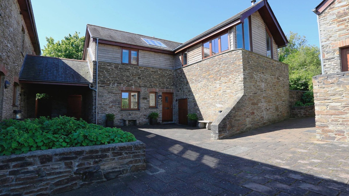 Totnes Cottage | COURTYARD COTTAGE, family friendly, with pool in Dartmouth