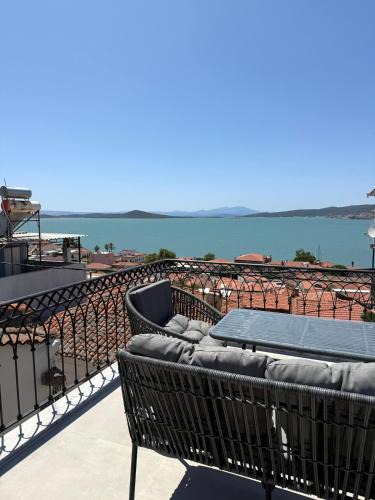 Ayvalik City Center Apartment | Courtyard Home w Lesvos Island View