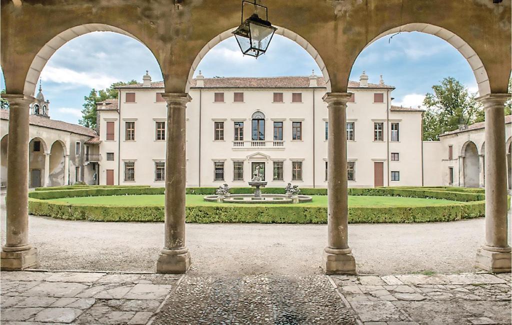 Castelgomberto Apartment | Courtyard
