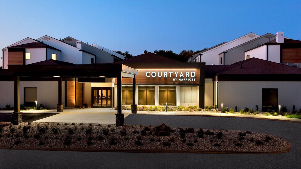 Wallingford Hotel | Courtyard New Haven Wallingford