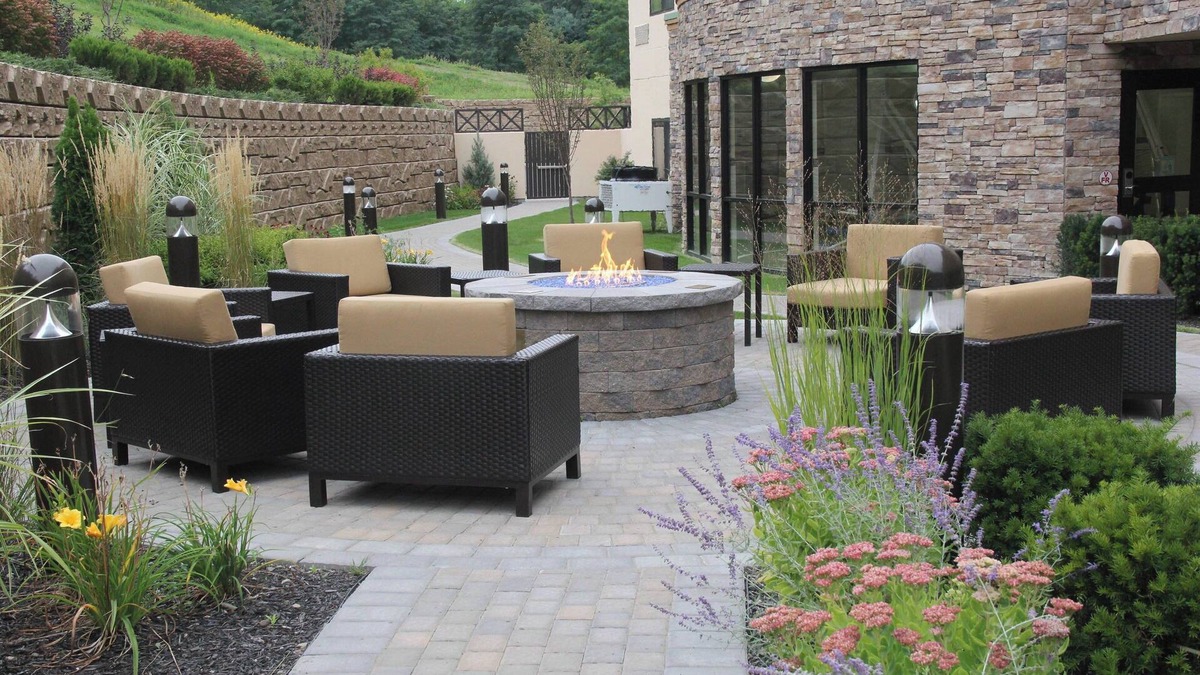 Oneonta Hotel | Courtyard Oneonta