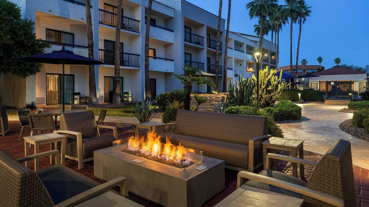 North Mountain Hotel | Courtyard Phoenix North by Marriott