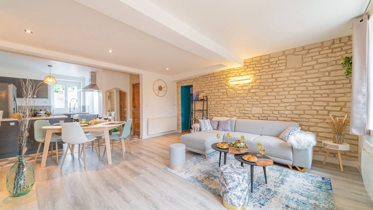 Corgoloin House | Courtyard side: House with terrace and garden