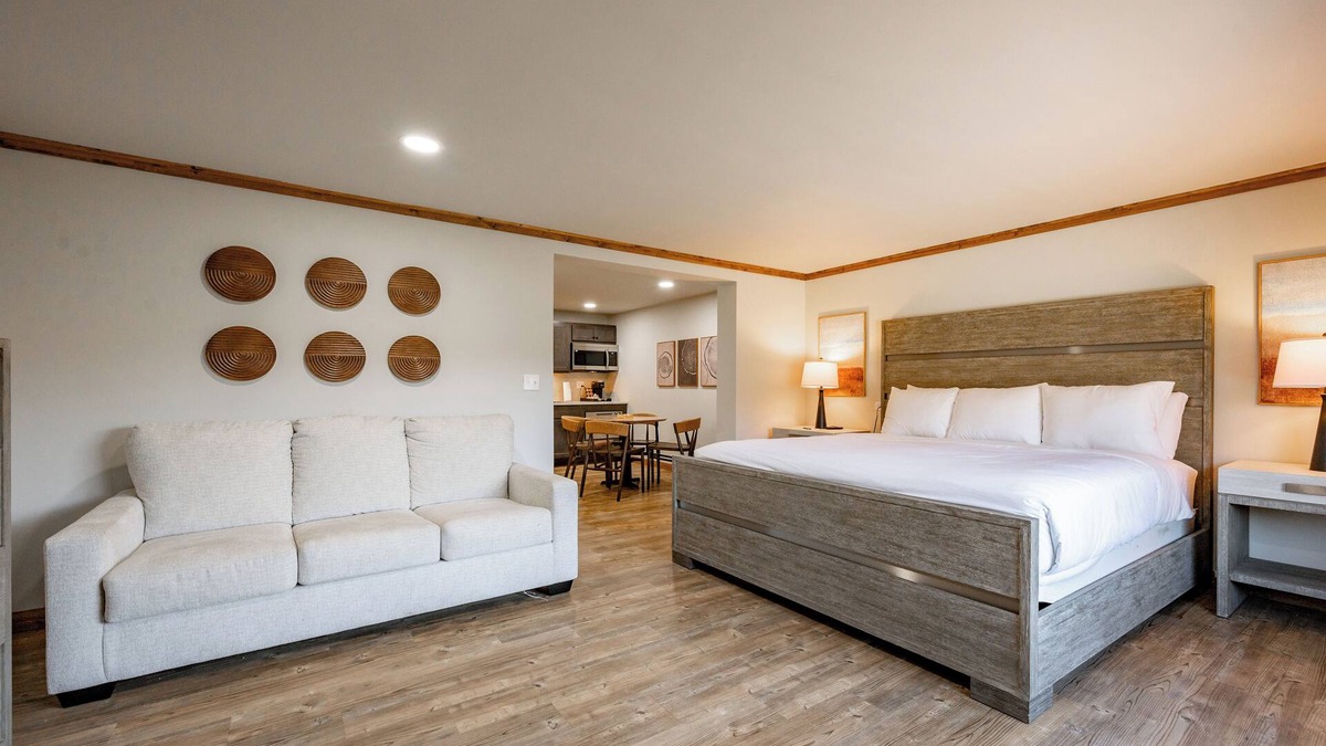 Thayerville Hotel | Cove Creek Lodge 104: Poolside Executive King Suite