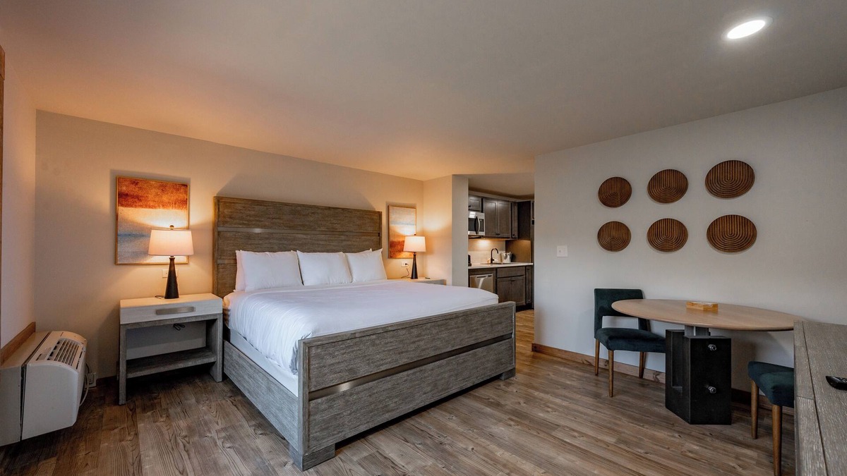 Thayerville Hotel | Cove Creek Lodge 105: Poolside Executive King Suite