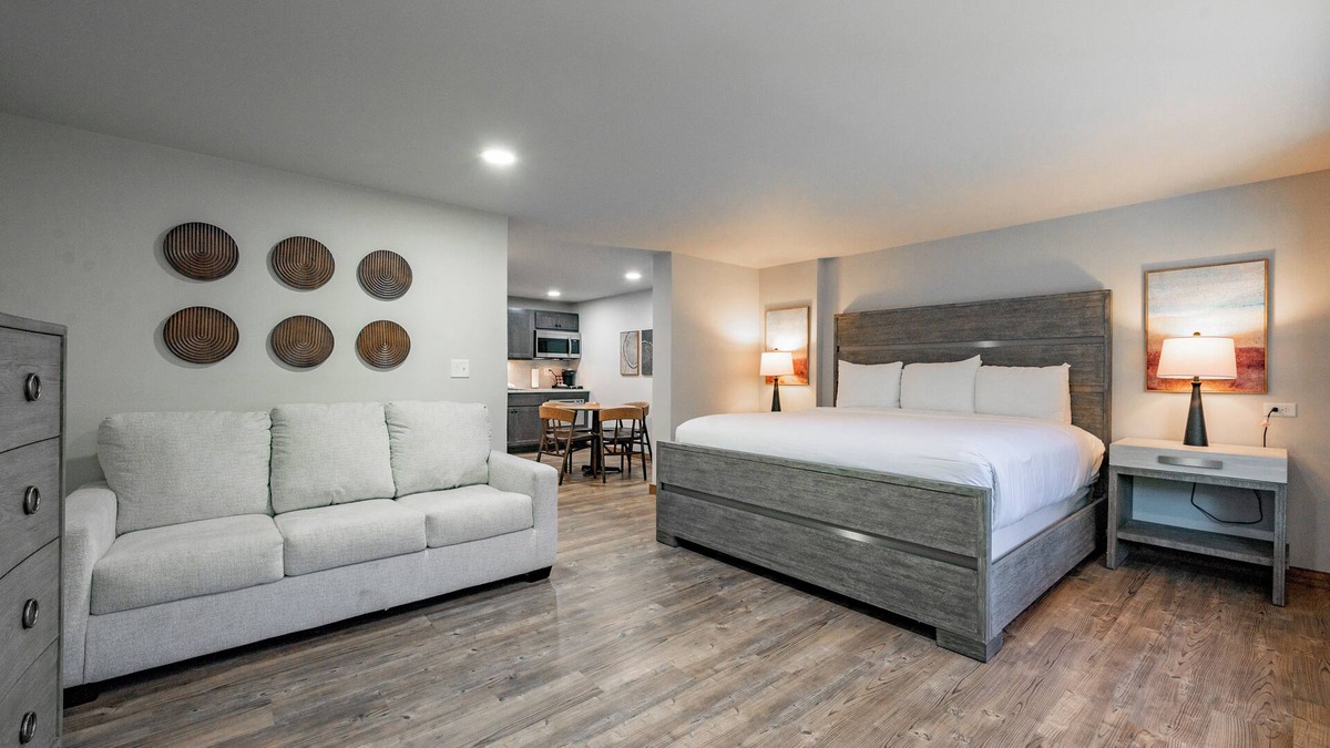 Thayerville Hotel | Cove Creek Lodge 107: Lakeside Executive King Suite