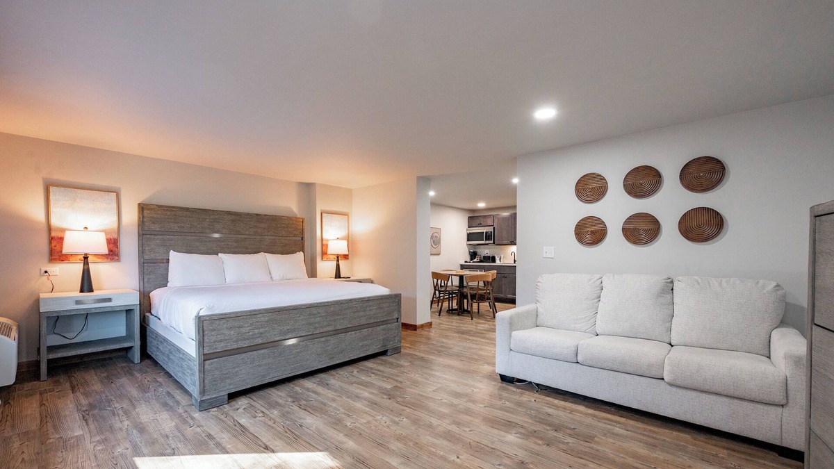 Thayerville Hotel | Cove Creek Lodge 108: Lakeside Executive King Suite