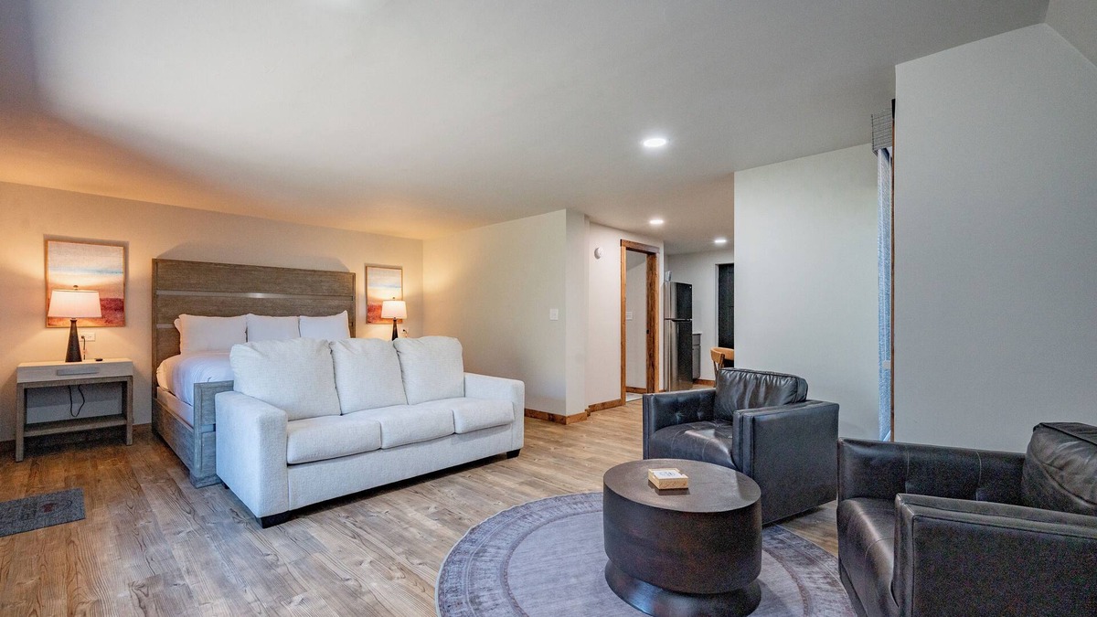 Thayerville Hotel | Cove Creek Lodge 109: Lakeside Executive King Suite