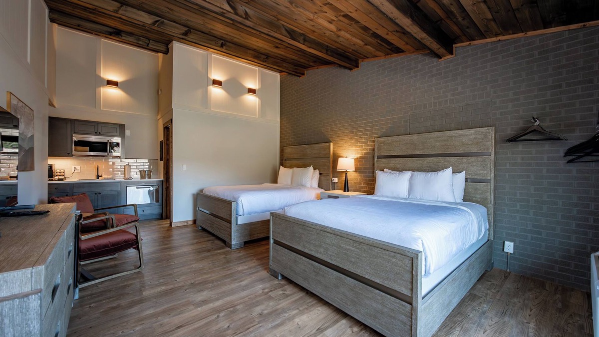 Thayerville Hotel | Cove Creek Lodge 202: Poolside Double Queen Room