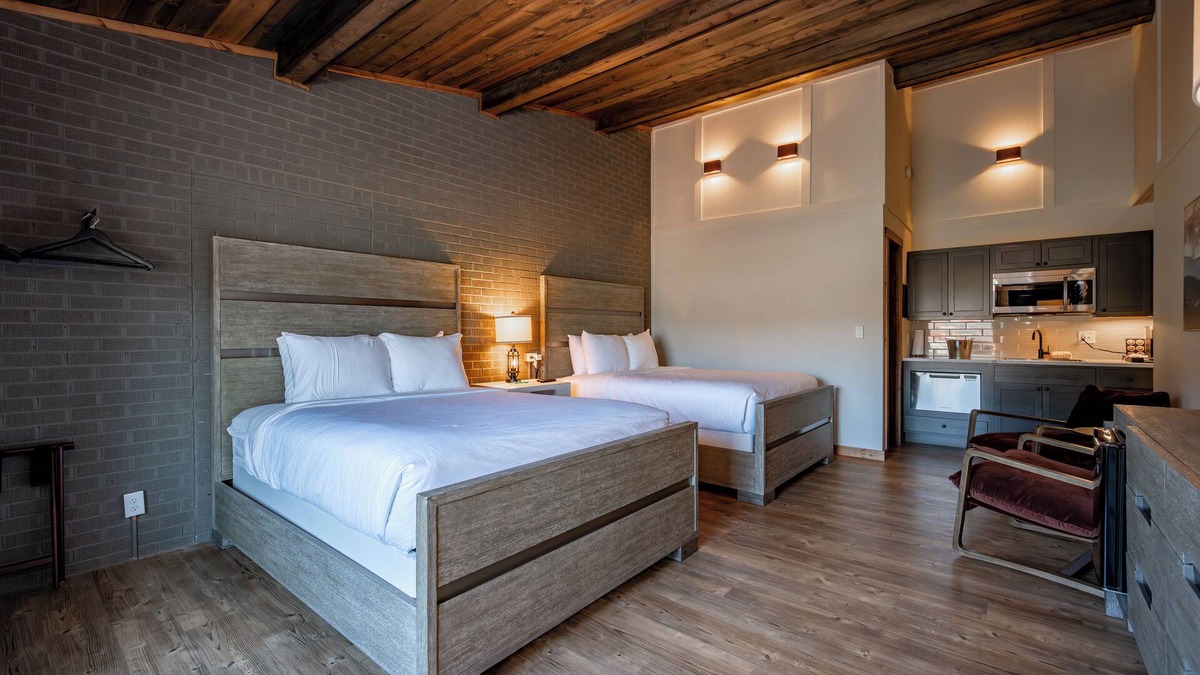 Thayerville Hotel | Cove Creek Lodge 203: Poolside Double Queen Room