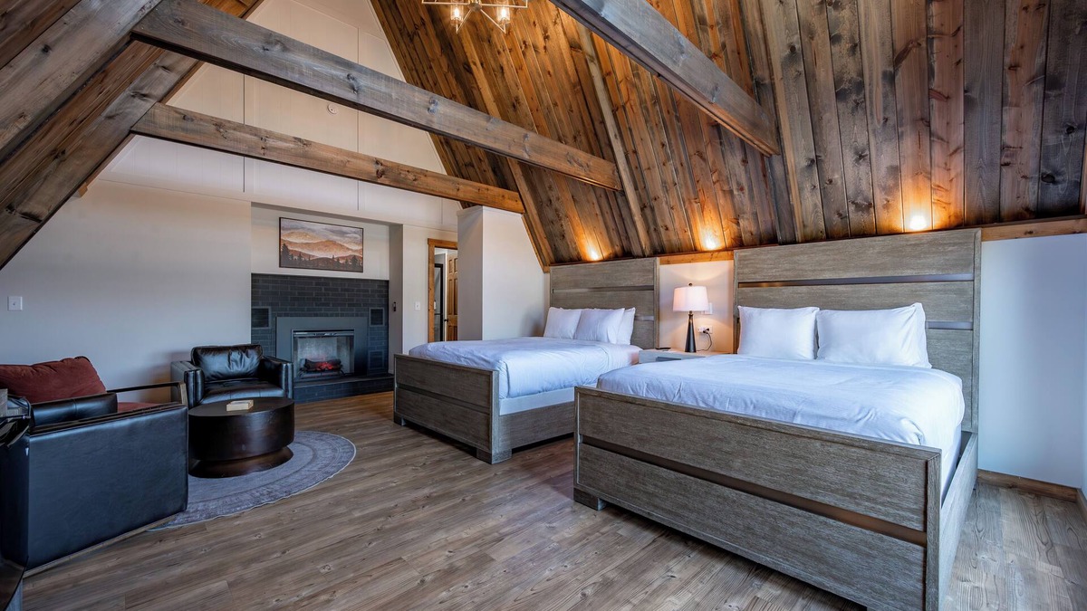 Thayerville Hotel | Cove Creek Lodge 204: Poolside Double Queen Fireplace Room