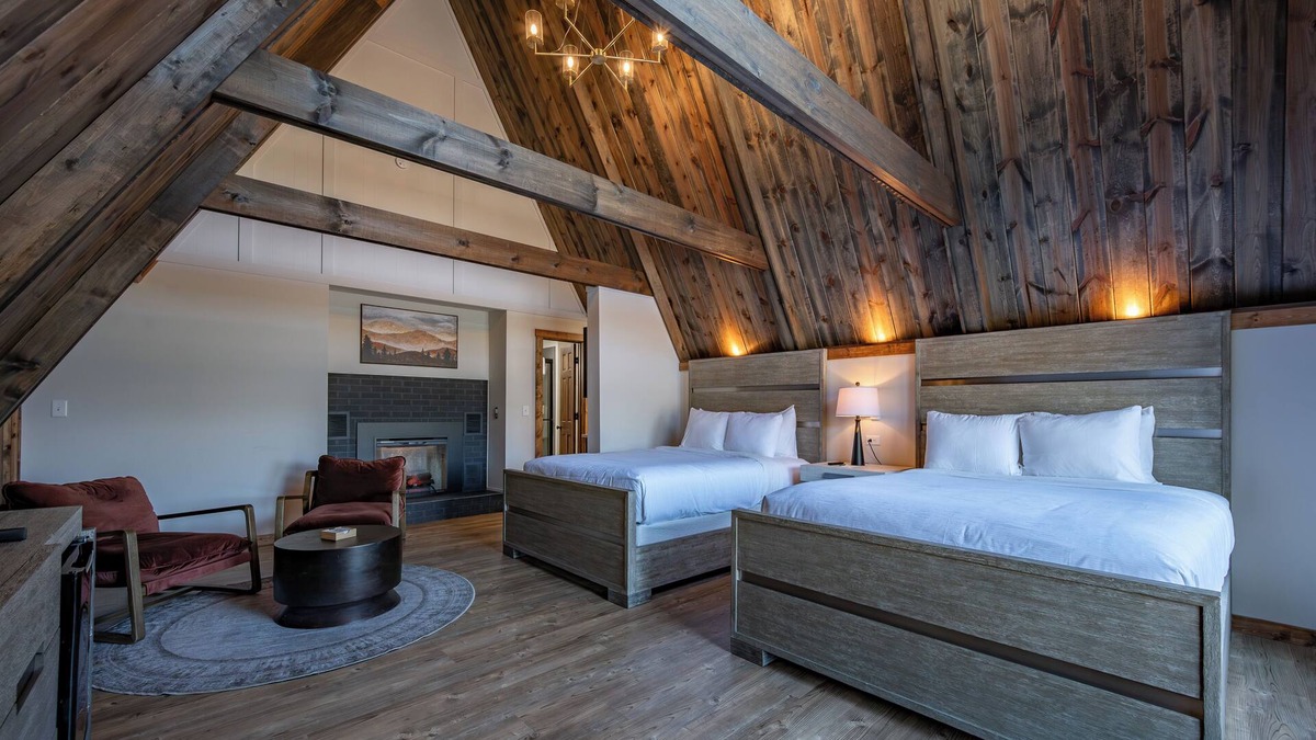 Thayerville Hotel | Cove Creek Lodge 207: Standard Double Queen Fireplace Room