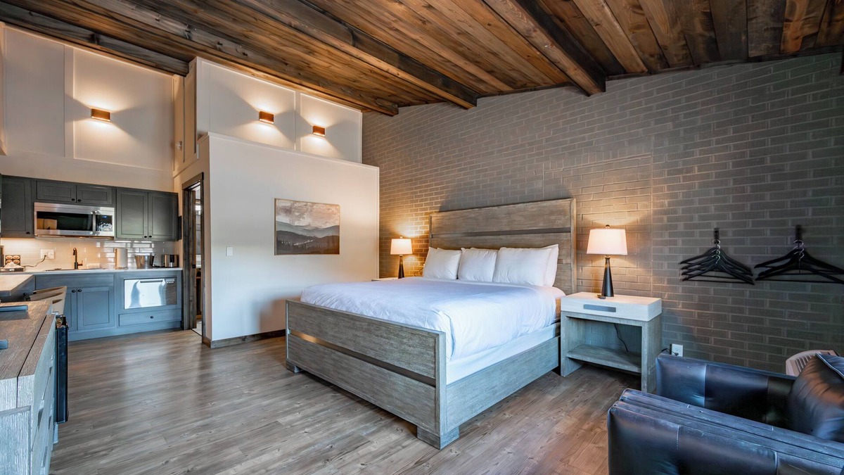 Thayerville Hotel | Cove Creek Lodge 208: Accessible King Room ADA