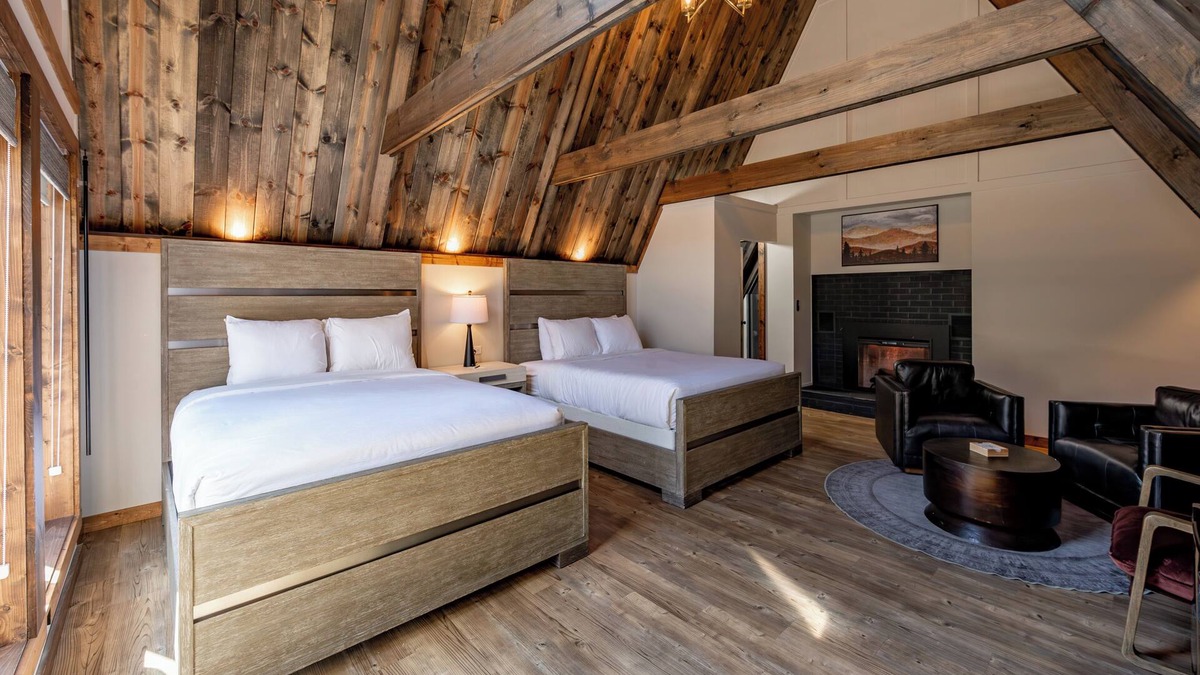 Thayerville Hotel | Cove Creek Lodge 211: Standard Double Queen Fireplace Room
