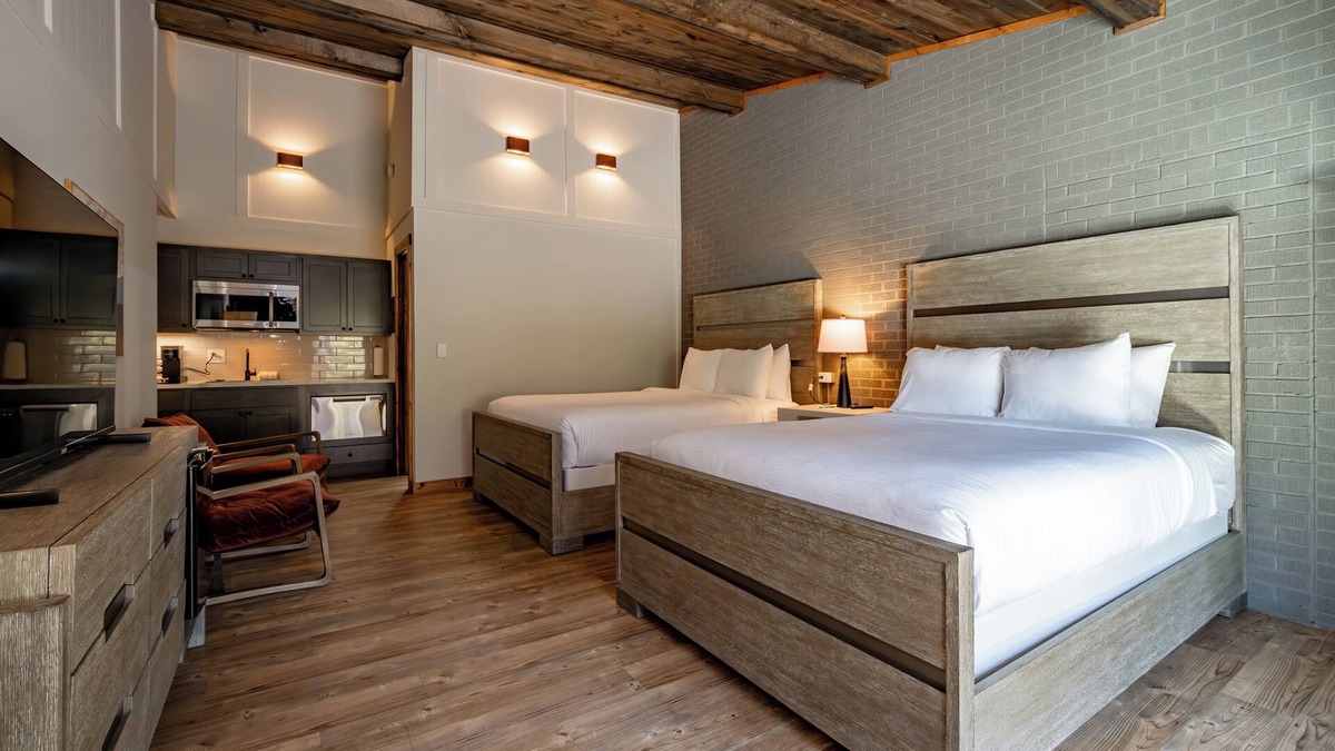 Thayerville Hotel | Cove Creek Lodge 212: Dog Friendly Standard Double Queen Room
