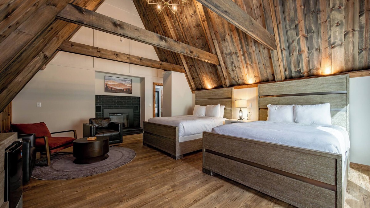 Thayerville Hotel | Cove Creek Lodge 214: Standard Double Queen Fireplace Room