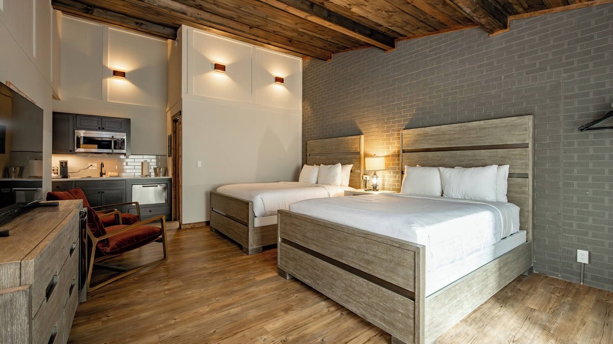 Thayerville Hotel | Cove Creek Lodge 215: Standard Double Queen Room