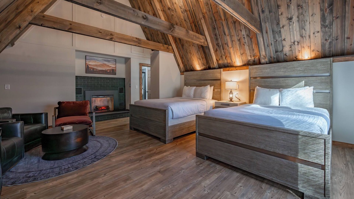Thayerville Hotel | Cove Creek Lodge 217: Lakeside Double Queen Fireplace Room