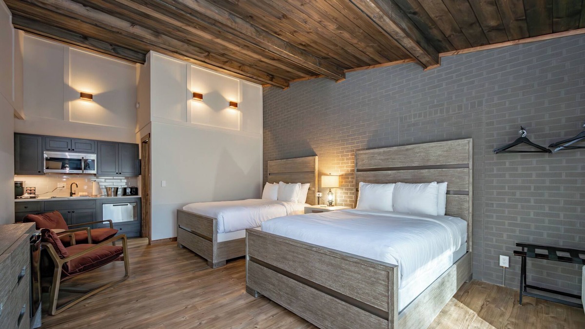 Thayerville Hotel | Cove Creek Lodge 218: Lakeside Double Queen Room