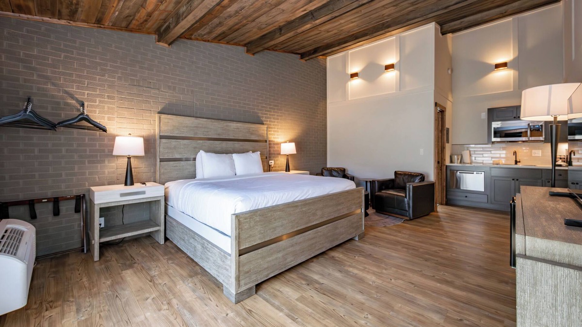 Thayerville Hotel | Cove Creek Lodge 219: Lakeside Executive King Suite