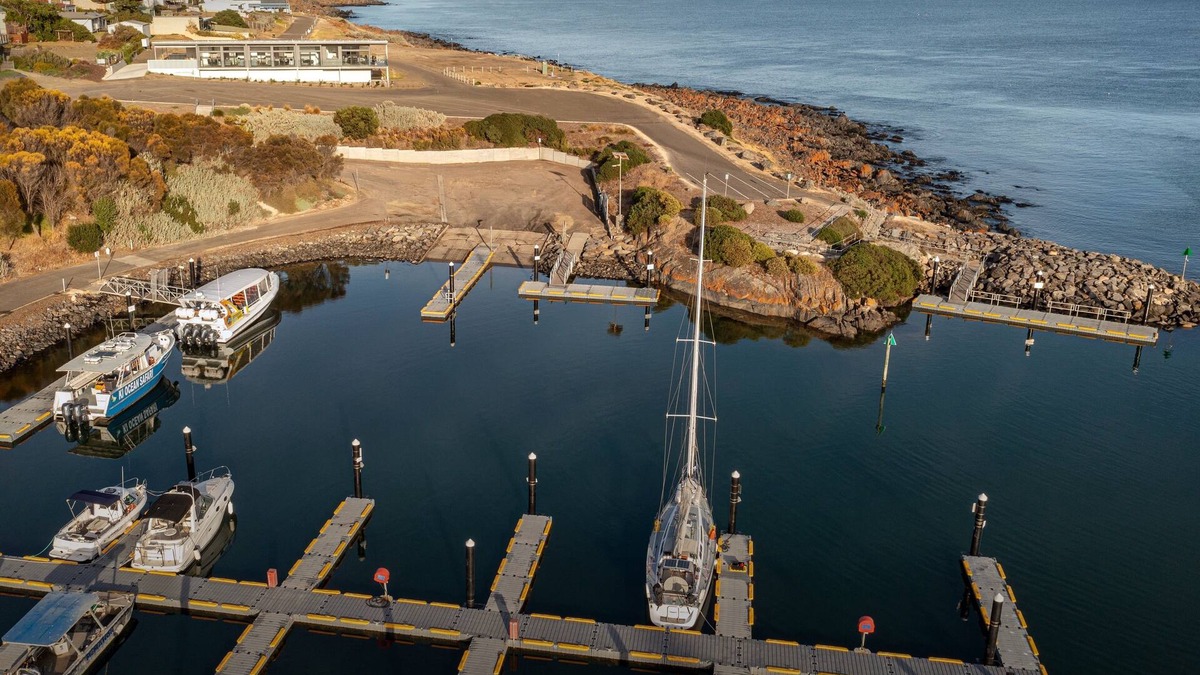 Penneshaw Apartment | Cove Landing Marina Apartments 1, 2 & 3 Sleeps up to twelve (12) guests