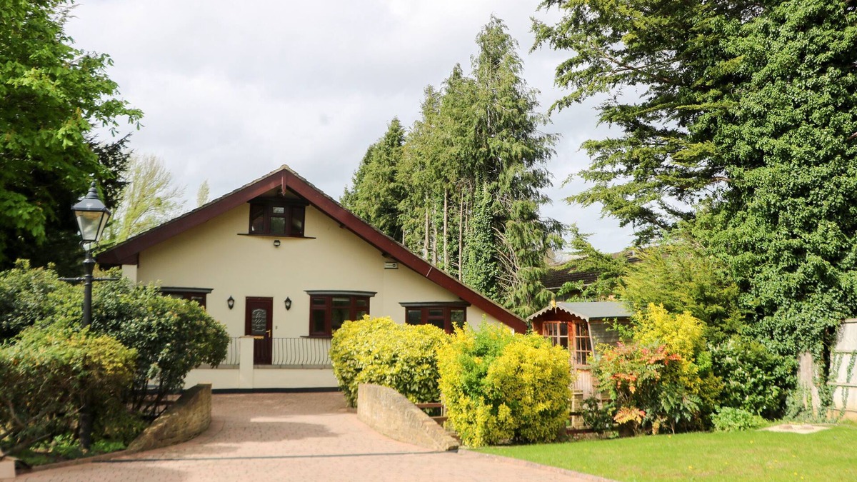 Old Windsor Cottage | COVENTINA, pet friendly, luxury holiday cottage in Wraysbury
