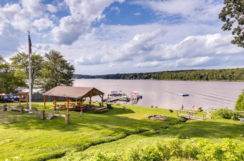 Coventry Lake Apartment | Coventry Lake Getaway with Yard Near UConn!