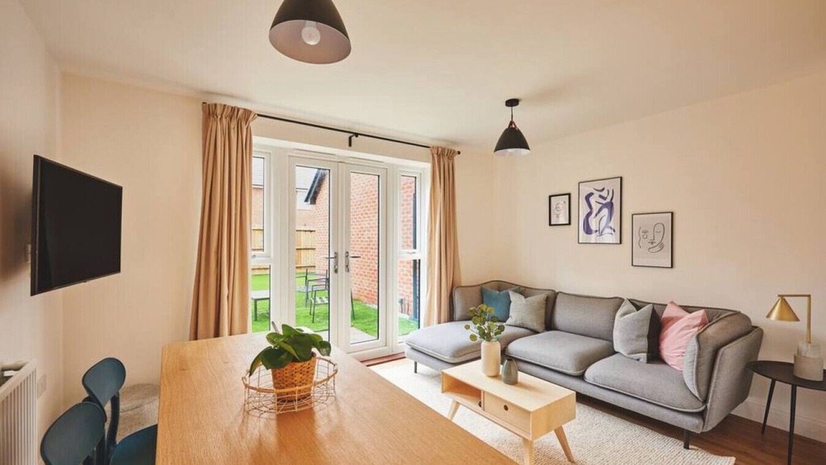 Tatenhill House | Coventry Serviced Home for 6 +2, 150Mbp Wi-Fi + Parking