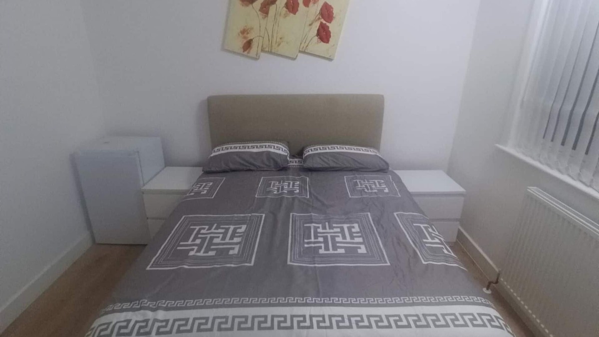 Acresford House | Coventry Stay - Sleeps 8, Free Parking & Pets