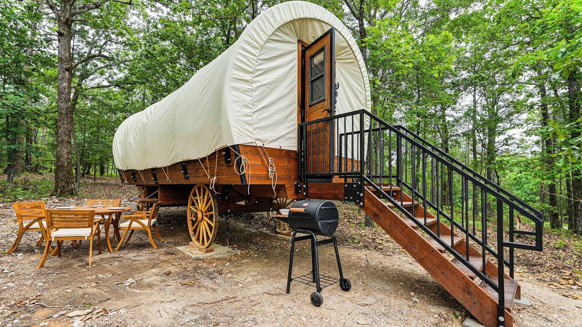 Hochatown Apartment | Covered Wagon Vacation Rental in Broken Bow!