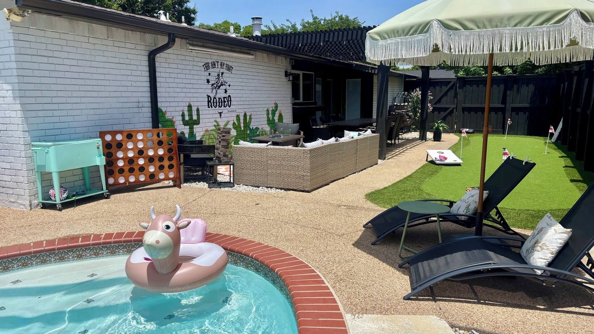 Grand Prairie House | Cowboy Cabana~pool~putting green~firepit~outdoor projector~games!