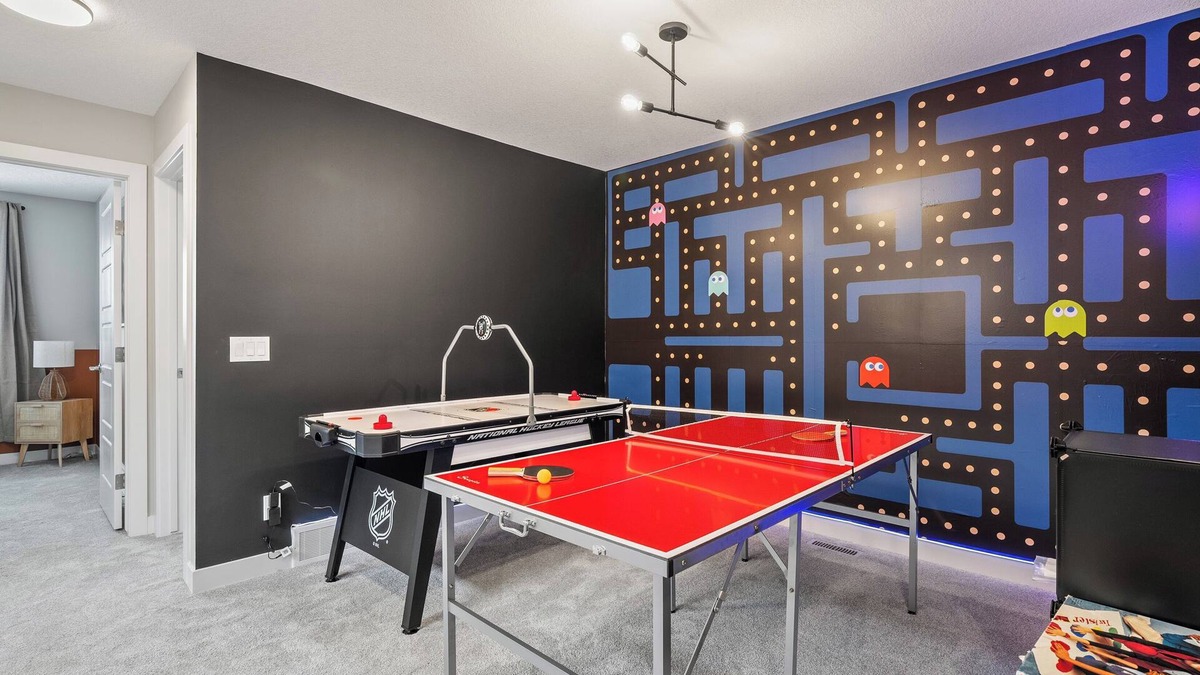 Calgary House | Cowboy Chalet SE, AC, Games, King Bed, 20 min to Down Town
