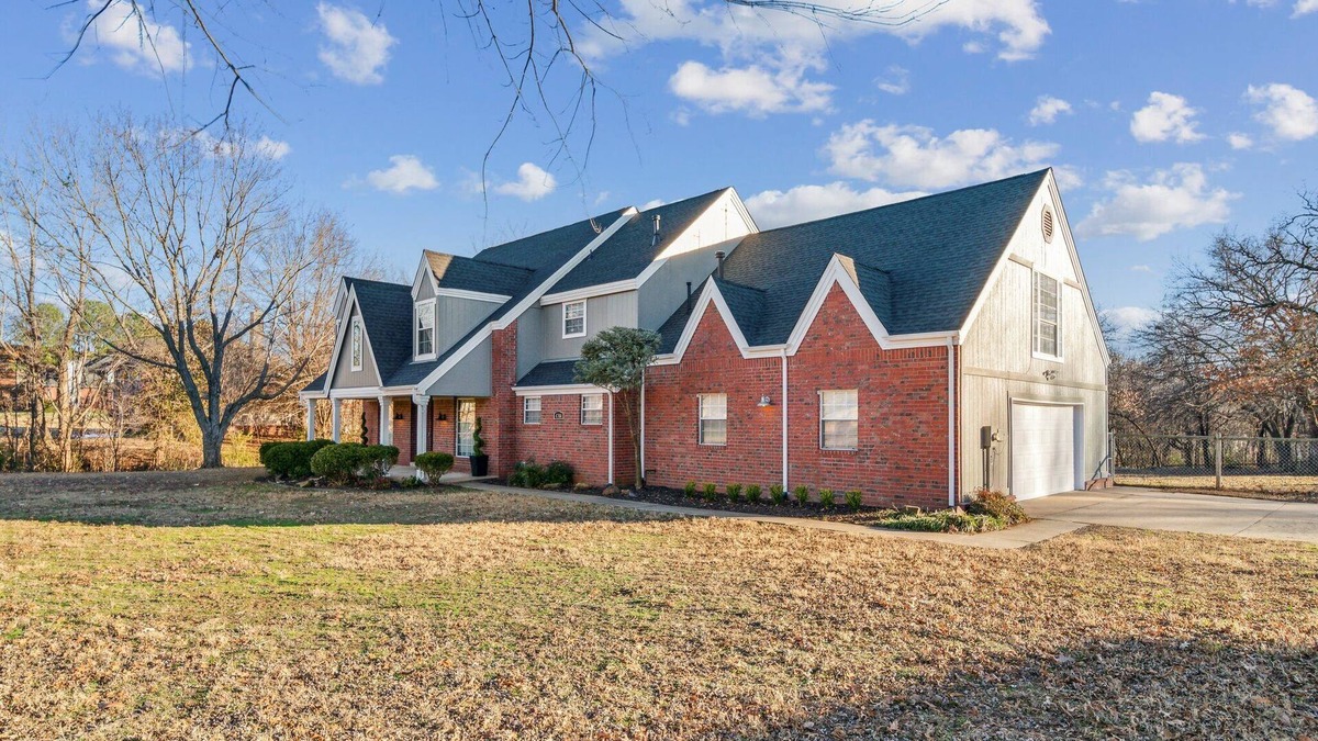 Tulsa House | Cowboy Inspired Fun For A Big Group Just Minutes from Tulsa’s Best Attractions!