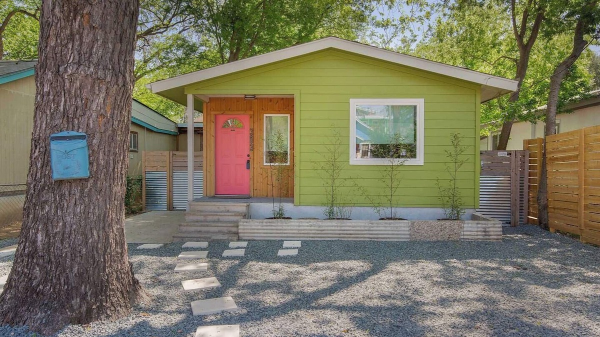 Holly House | Cowboy Pool โ๏ธ Fenced Yard โค๏ธ Walk to BBQ & Breweries ๐๏ธ 4 min to Capitol & UT