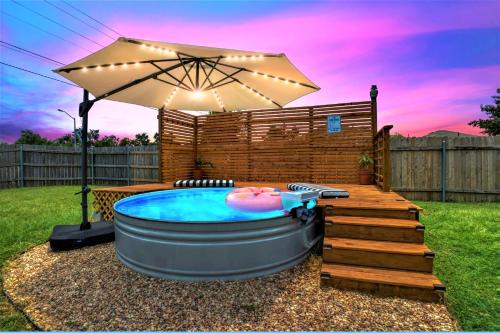 Round Rock House | Cowboy Pool - Large Patio - King Bed - Firepit Table - Pet Friendly