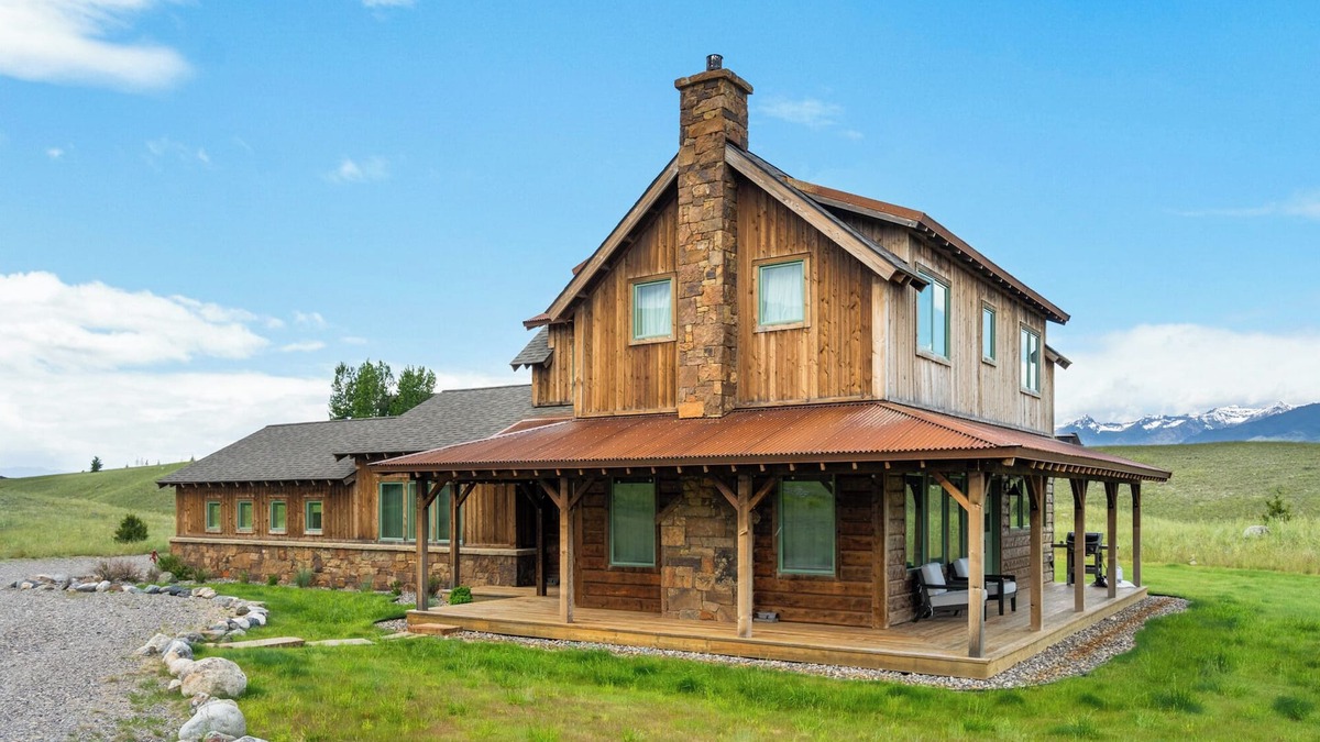 Pray House | Cowboy Retreat- A gorgeous 3 bedroom home near Chico Hot Springs with views!