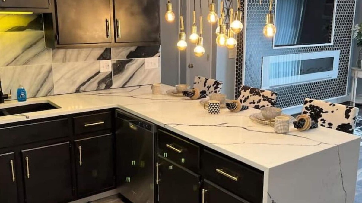 Appleton Apartment | Cowchella luxury penthouse w/garage & fireplace