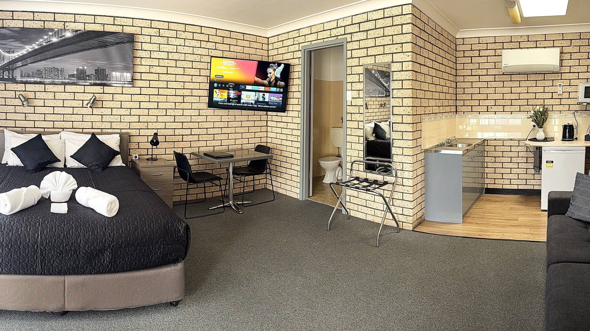 Cowra Hotel | Cowra Crest Motel