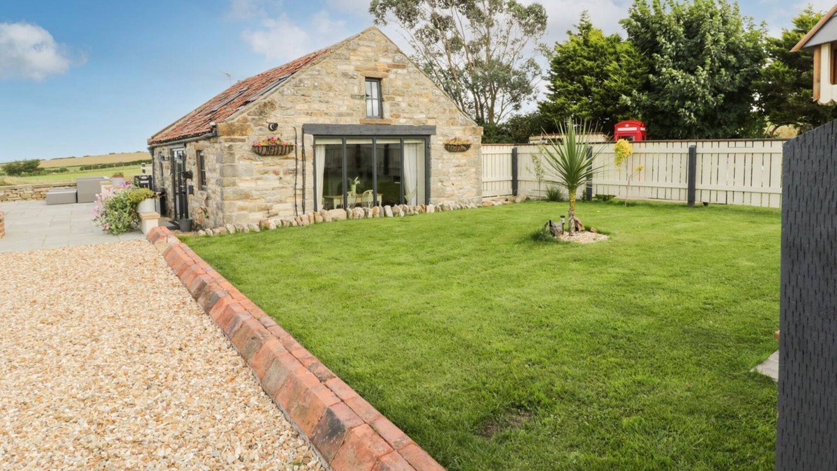 Whitby Cottage | COWSHED, pet friendly, character holiday cottage in Flyingthorpe