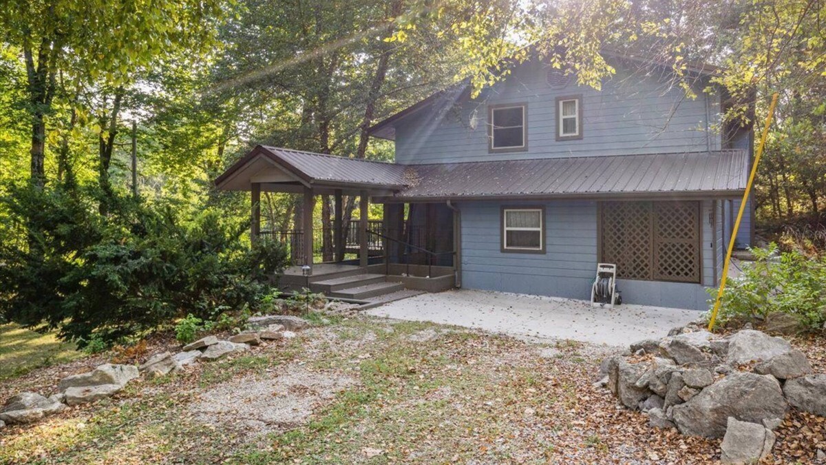 Buffalo Cabin | Cox Riverside Retreat - 32 miles to Springfield