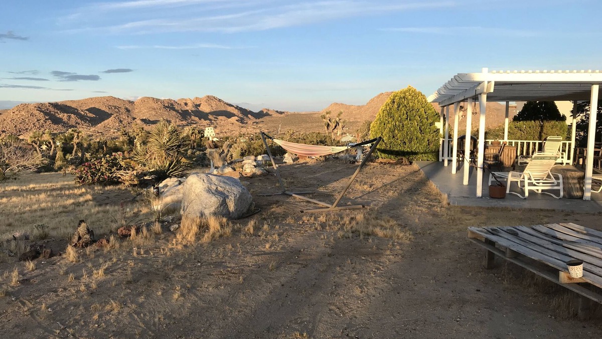 Joshua Tree House | COYOTE CREEK RETREAT - Semi-Rural Monument Views Stargazing Jacuzzi Vintage LPs