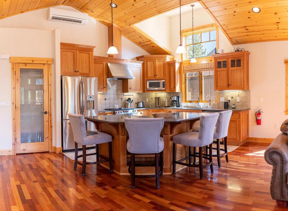 Truckee House | Coyote Run Retreat by Tahoe Getaways - 3BR Pet Friendly with HOA Amenities, Minutes to Downtown Truckee & Northstar Resort!