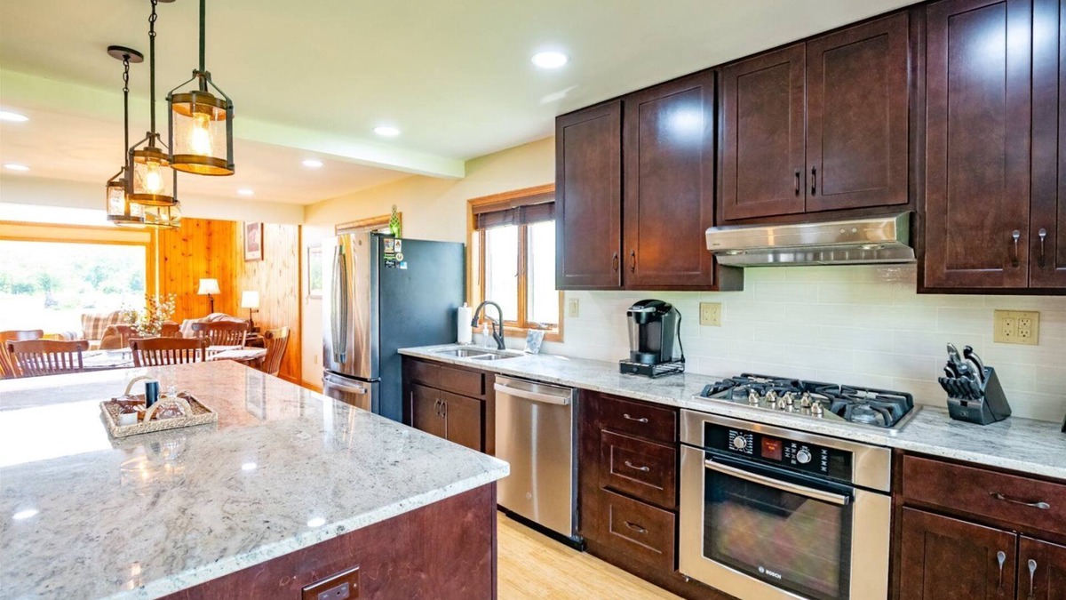 Davis House | Coyote`s Den - 305 Timberline Road