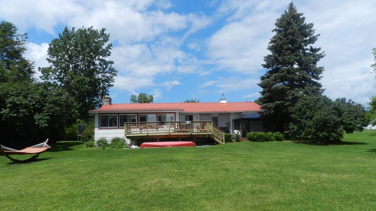 Swanton Cottage | Cozi 3 bedroom Lakefront Cottage with Private Beach