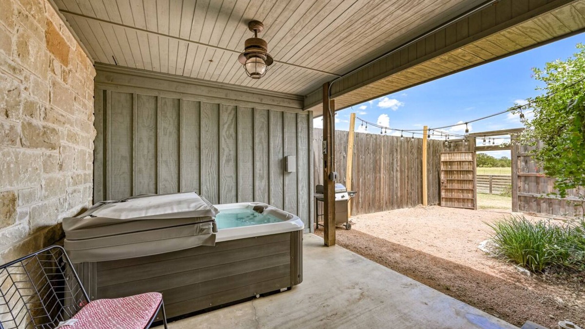Fredericksburg Cottage | Cozi Cottage With Hot Tub! - 2 Min to Wineries!