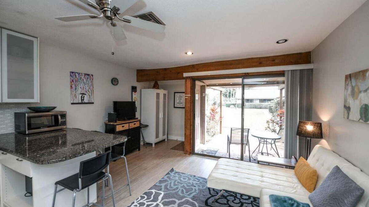 Bunker Oaks Condo | Cozy 1/1 Condo Overlooking the Groves Golf Course Community Pool