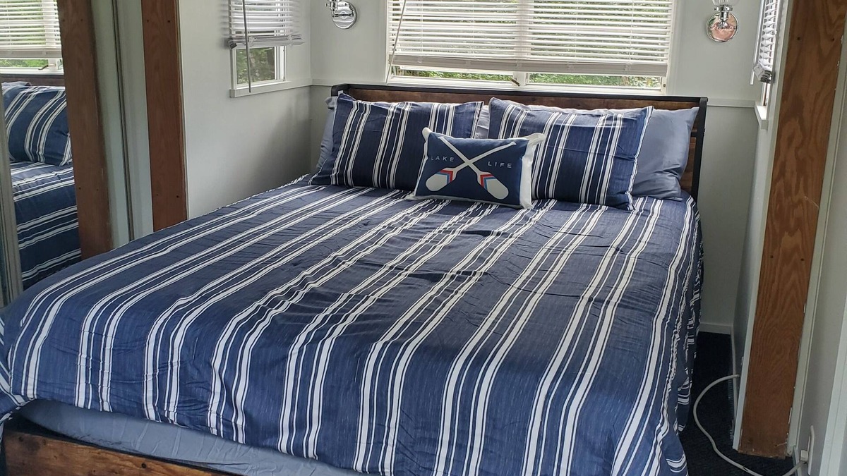 Alexandria House | Cozy 1-bdrm Glamping Trailer set in the woods of tranquil Alexandria - AC, WiFi