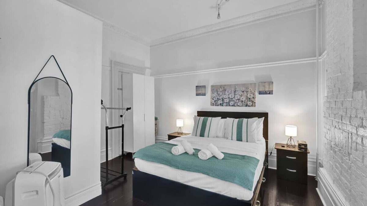 Cobourg Apartment | Cozy 1-Bed Apt | Mins to Downtown & Beach|Parking