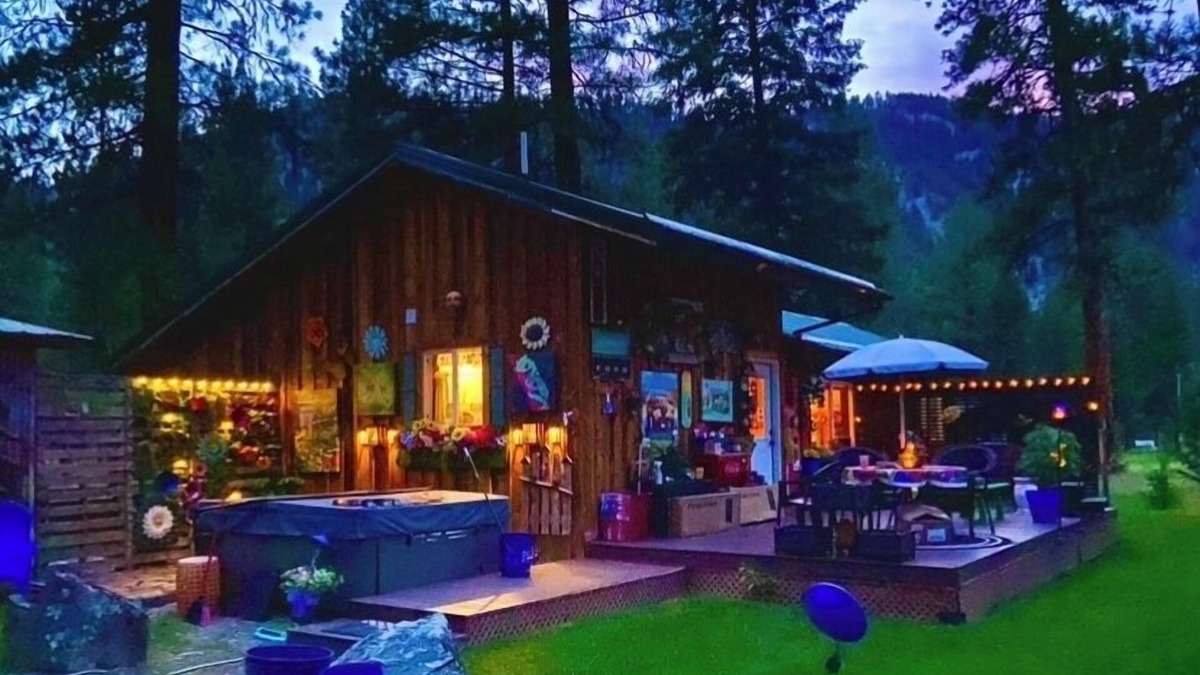 Darby Cabin | Cozy 1-bed cabin couples get-away w/hot tub and Starlink high-speed internet